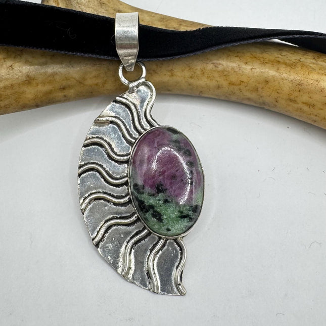 Vintage Green Ruby Zoisite Choker Necklace - Bronze and Silver Finish - Unique Velvet Ribbon Design
