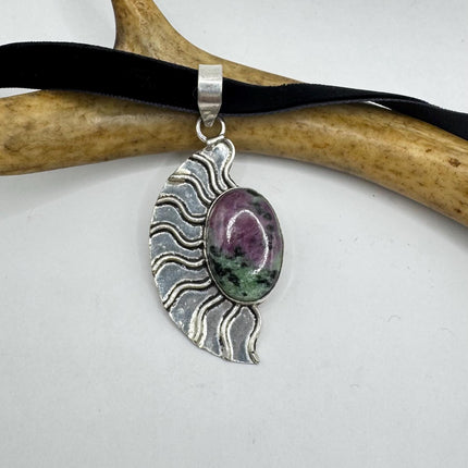 Vintage Green Ruby Zoisite Choker Necklace - Bronze and Silver Finish - Unique Velvet Ribbon Design