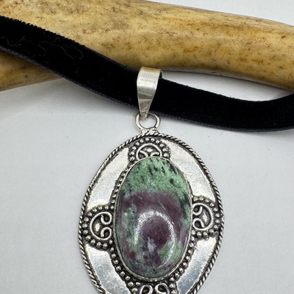 Vintage Green Ruby Zoisite Choker Necklace - Bronze and Silver Finish - Unique Velvet Ribbon Design