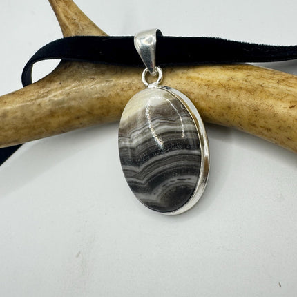 Vintage Banded Agate Pendant Choker: Silver Bronze Black Velvet Necklace