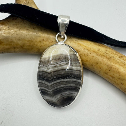 Vintage Banded Agate Pendant Choker: Silver Bronze Black Velvet Necklace