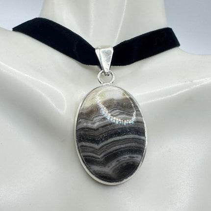 Vintage Banded Agate Pendant Choker: Silver Bronze Black Velvet Necklace